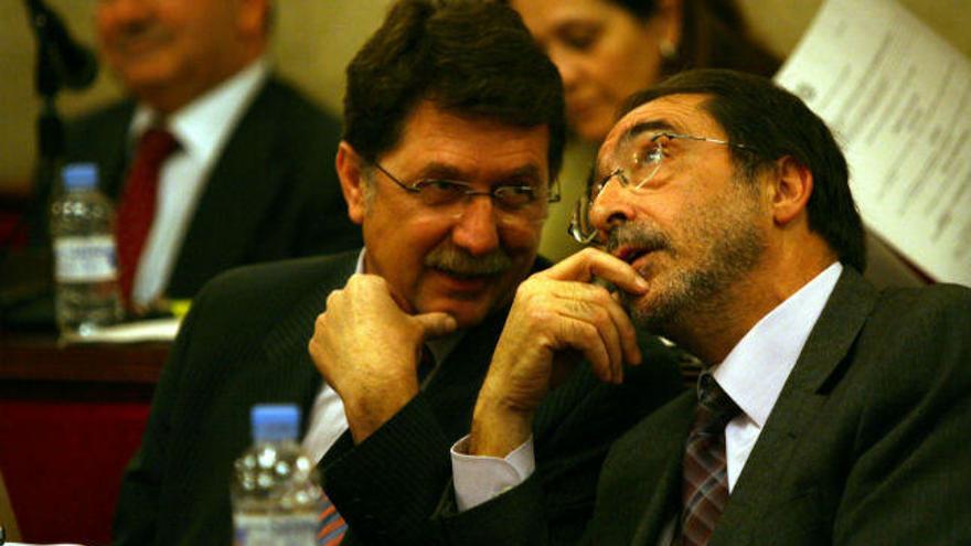 Blas Bernal -izquierda- y Ángel Franco -derecha-, durante un pleno del Ayuntamiento en 2006.