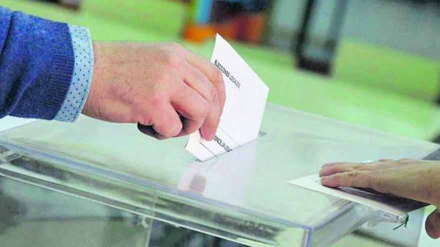 Un hombre vota en las últimas Elecciones Municipales. |