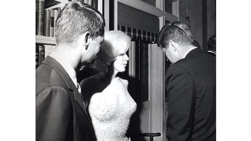 Marilyn entre Robert y John Kennedy.