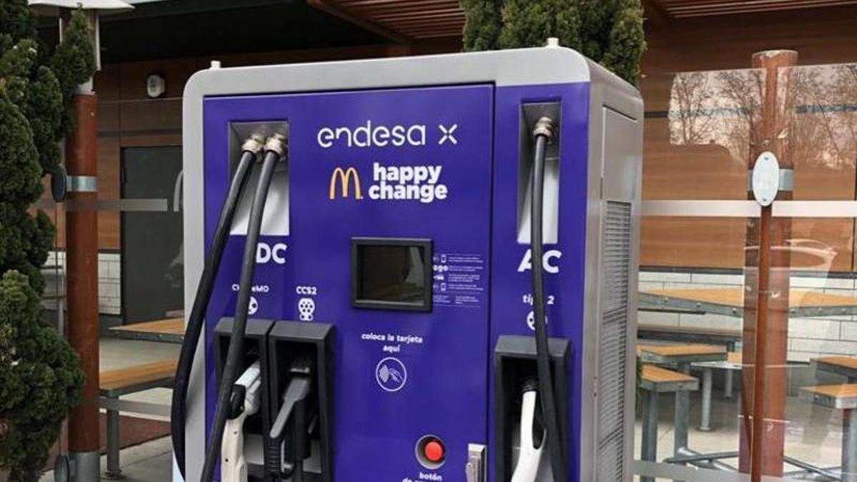 Uno de los nuevos puntos de recarga instalados en restaurantes de McDonald's de Málaga.