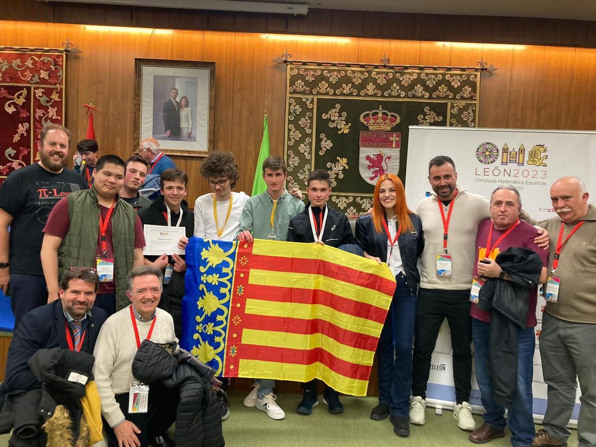 El equipo español de alumnos, junto al profesorado y la astronauta Sara García.