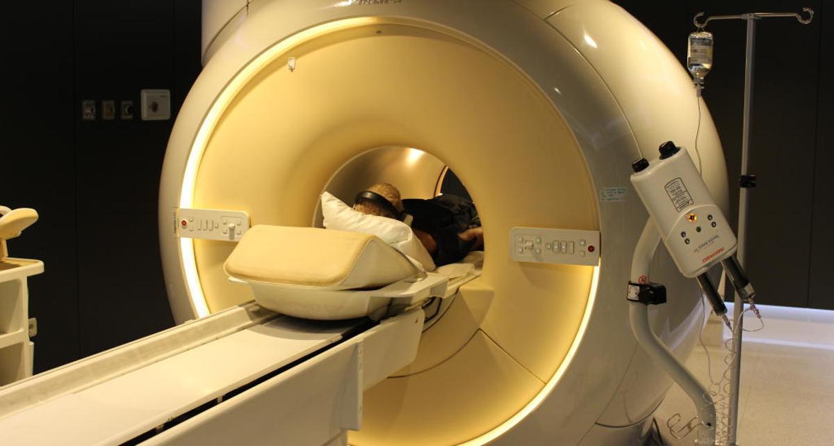 Un pacient fent-se una ressonància magnètica al Trueta en una imatge d'arxiu.
