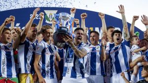 Los jugadores del Leganés celebran su ascenso a la Primer tras recibir el trofeo como campeones de Segunda.