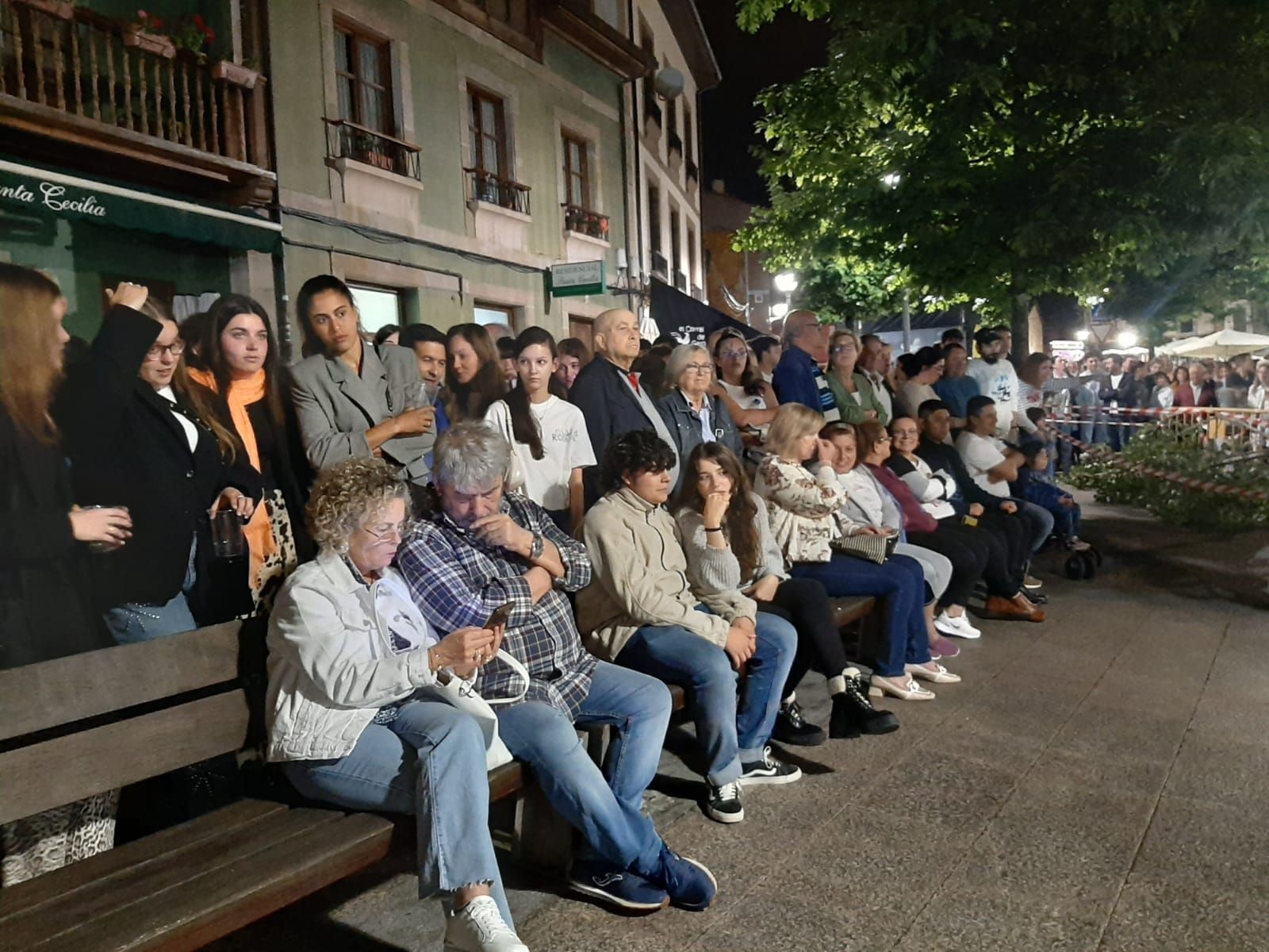 Los solteros plantan el álamo en Pola de Siero en la noche de San Juan