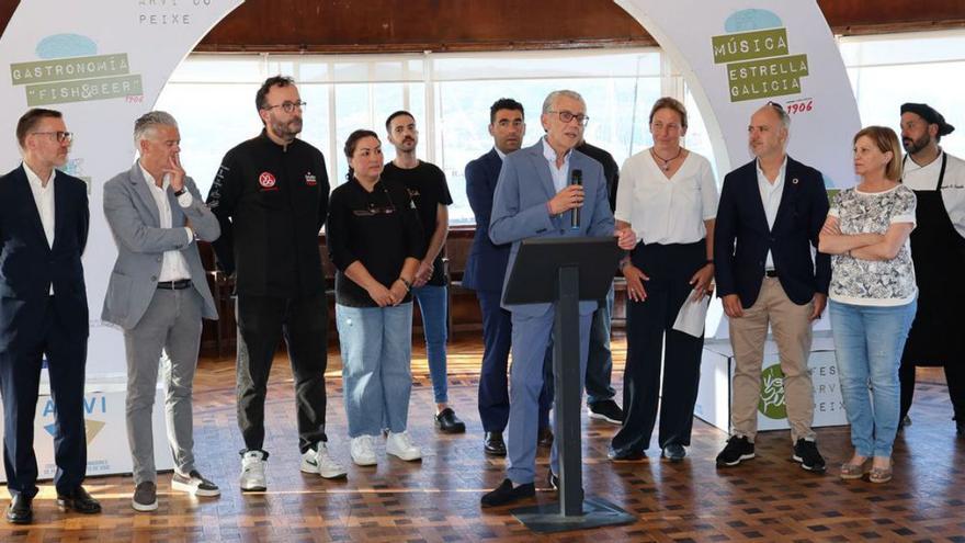López, con los 
cocineros del 
SeaFest y socios
 de Arvi.   | // J.L.