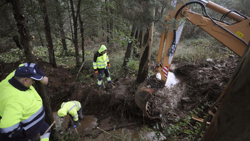 Operarios en la avería de la traída de Monte do Carrio.