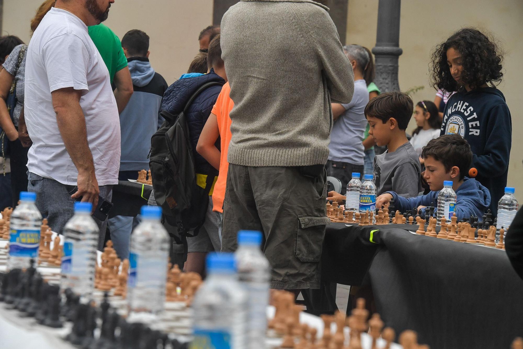 Partida simultánea de ajedrez en la Plaza de Santa Ana en las fiestas fundacionales