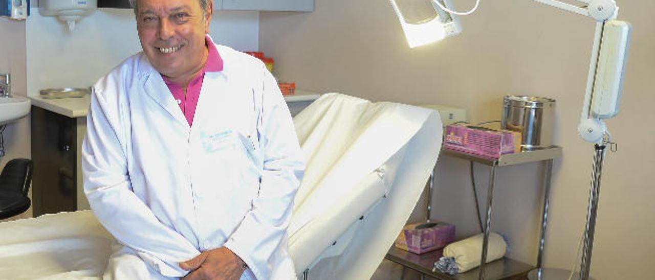 Cristóbal del Rosario en la clínica privada que tiene en Mesa y López, ayer.