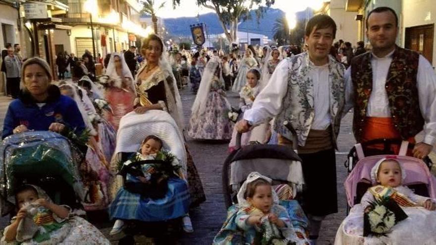 Imagen del multitudinario desfile de la Ofrenda llevado a cabo el pasado domingo.