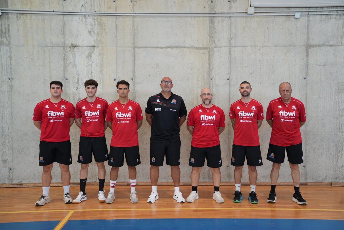 Juanlu brea (ayudante), Jose Xamena (Fisioterapeuta), Rubén Escalas (segundo entrenador), Álex Formento (entrenador principal), Christian Bonet (ayudante), Albert Bosch (preparador físico) y Tolo Amengual (utillero).