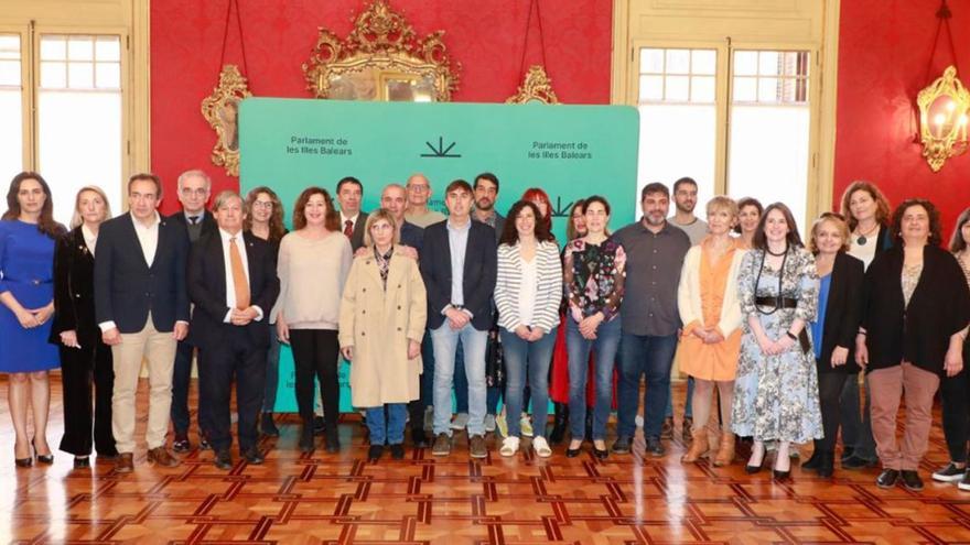 Firmantes del Pacto por el Bienestar Emocional y la Salud Mental, ayer en el Parlament.