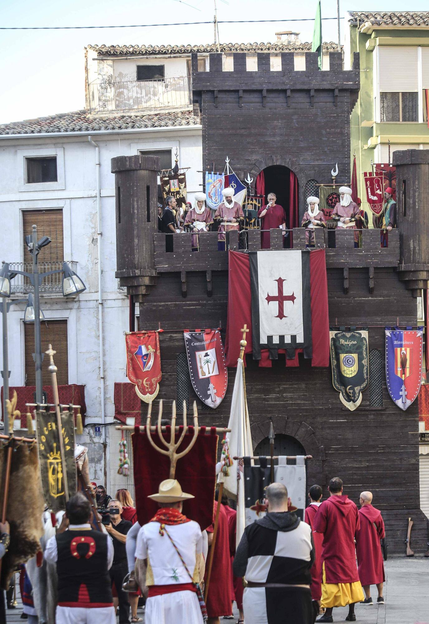 Cocentaina cierra con una masiva respuesta los Moros y Cristianos del reencuentro tras la pandemia