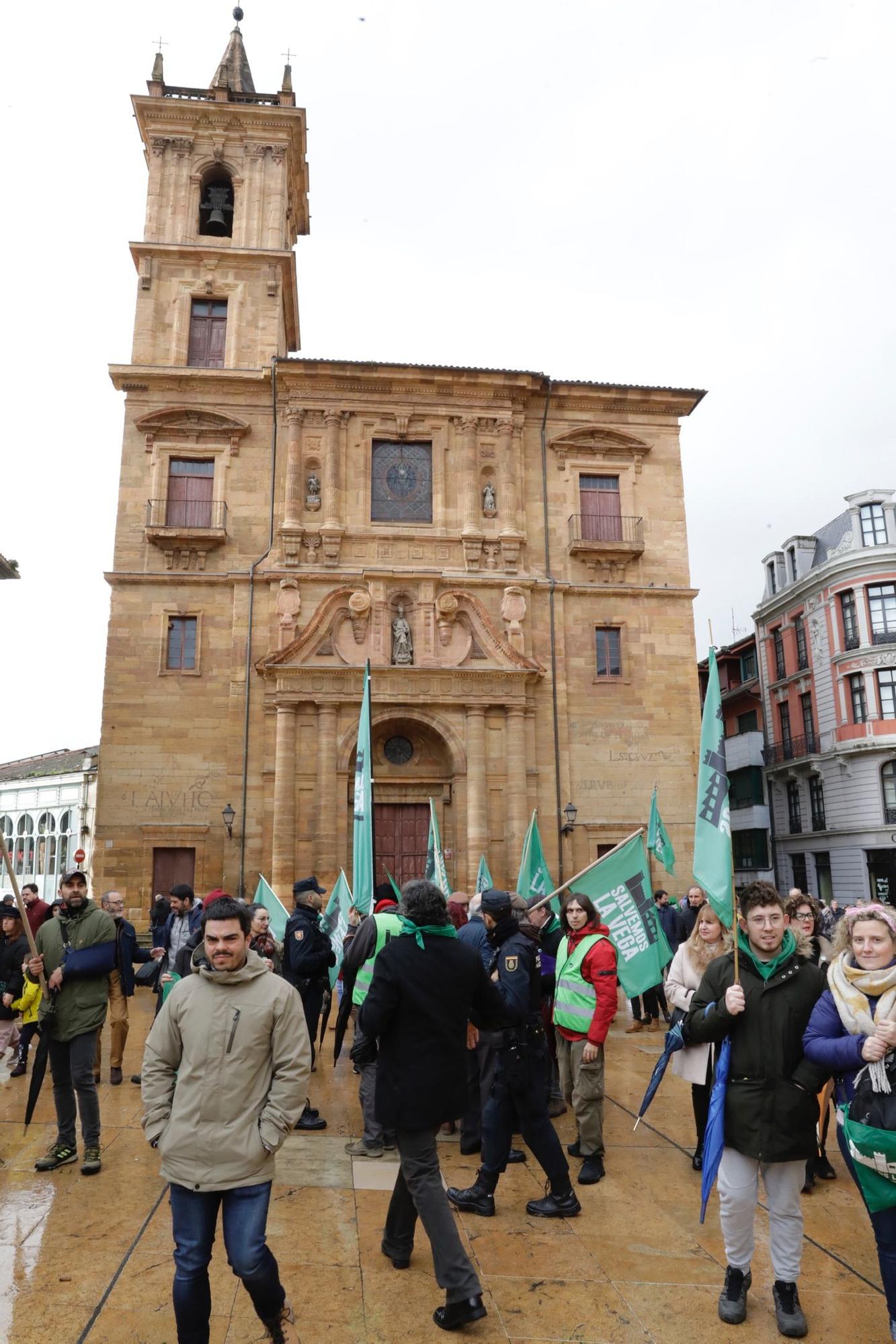 "La Vega no se vende, La Vega se defiende": así fue la concentración de Salvemos La Vega en Oviedo