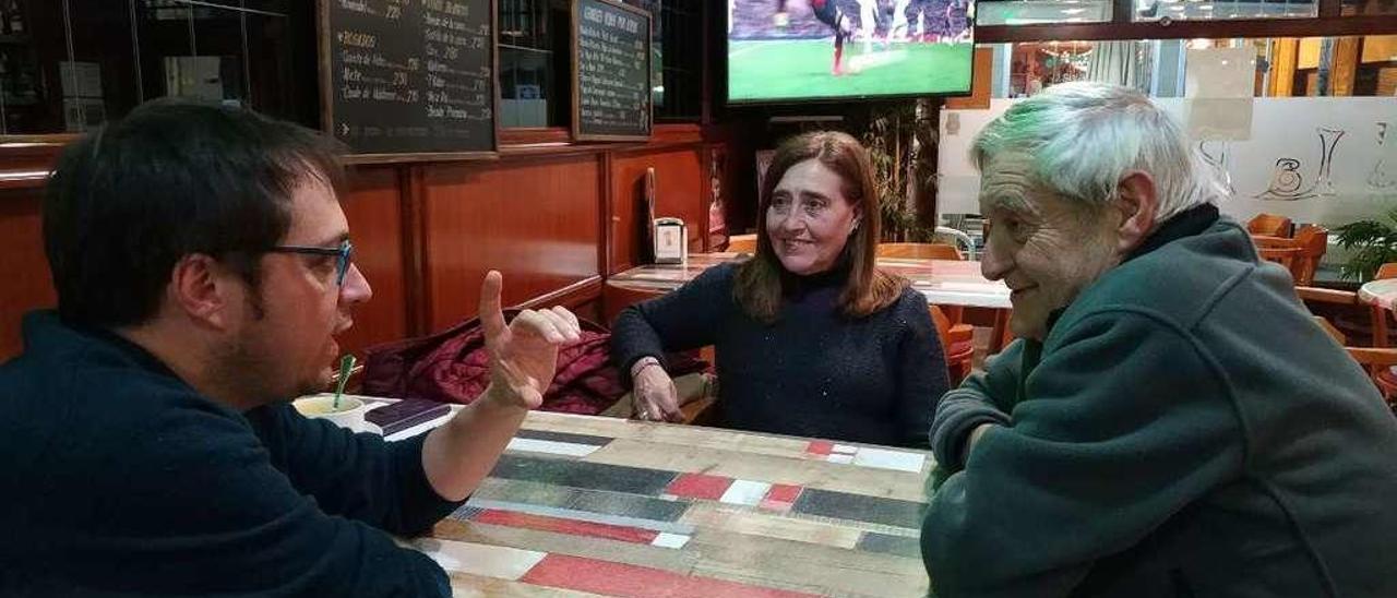 Xosé Ambás, Mari Canto García y Gerardo Alonso preparan el filón del próximo viernes en Grado.