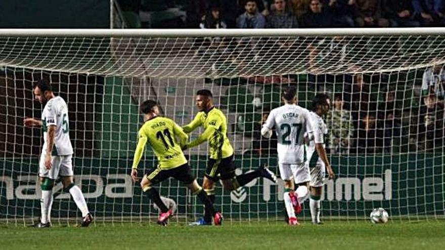 Luis Suárez corre para celebrar con un compañero el segundo gol del Zaragoza en Elche.