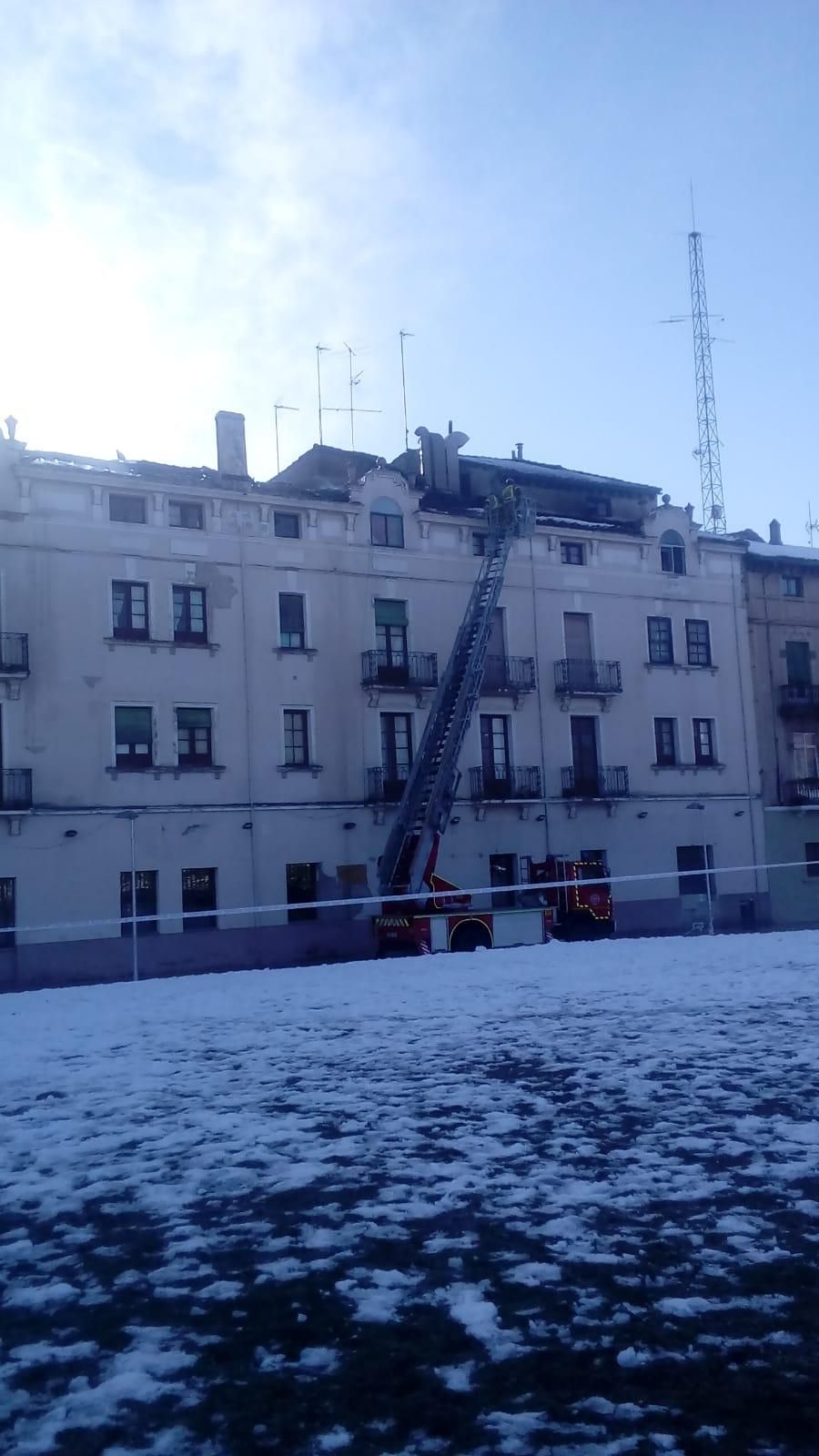Los bomberos refrescan la techumbre del edificio incendiado del Pilgrim de Jaca