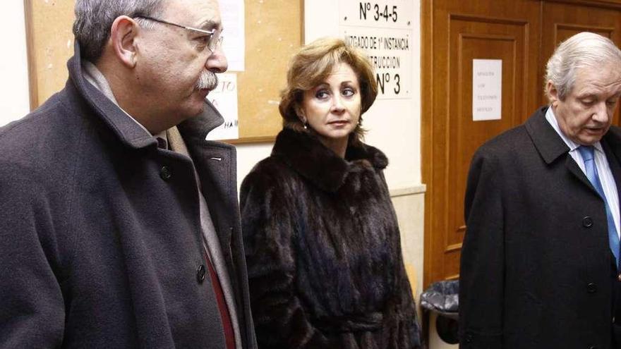 José Bahamonde, exjefe de Industria de la Junta, con los abogados Javier Liaño y Dolores Márquez.