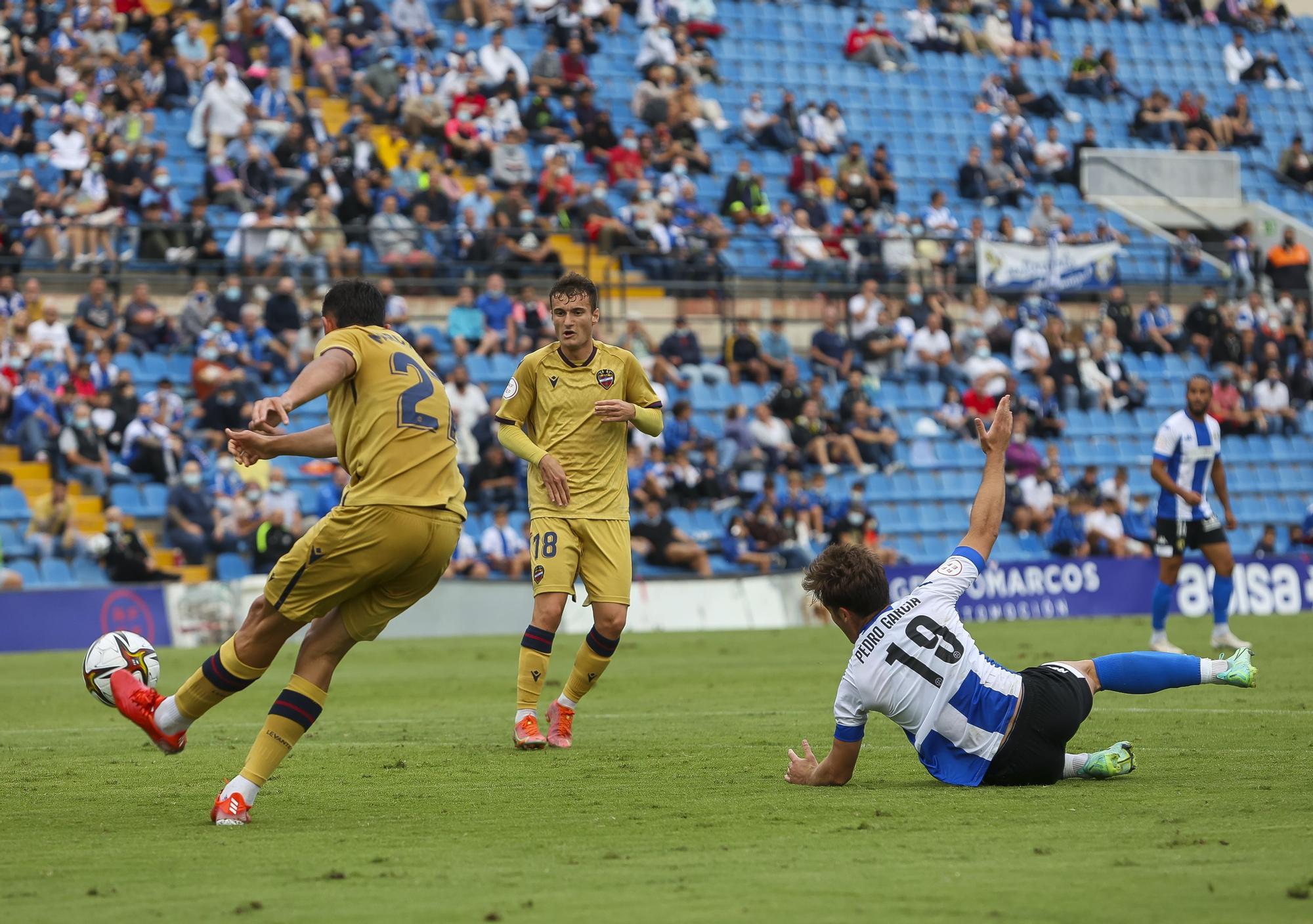 El Rico Pérez se harta del equipo: así se vivió en el estadio el Hércules - Atlético Levante