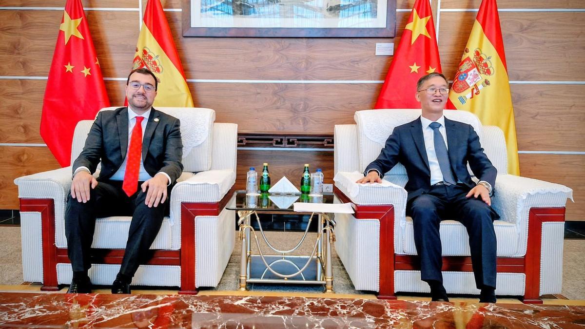 El presidente del Principado, Adrián  Barbón, y el embajador de China.