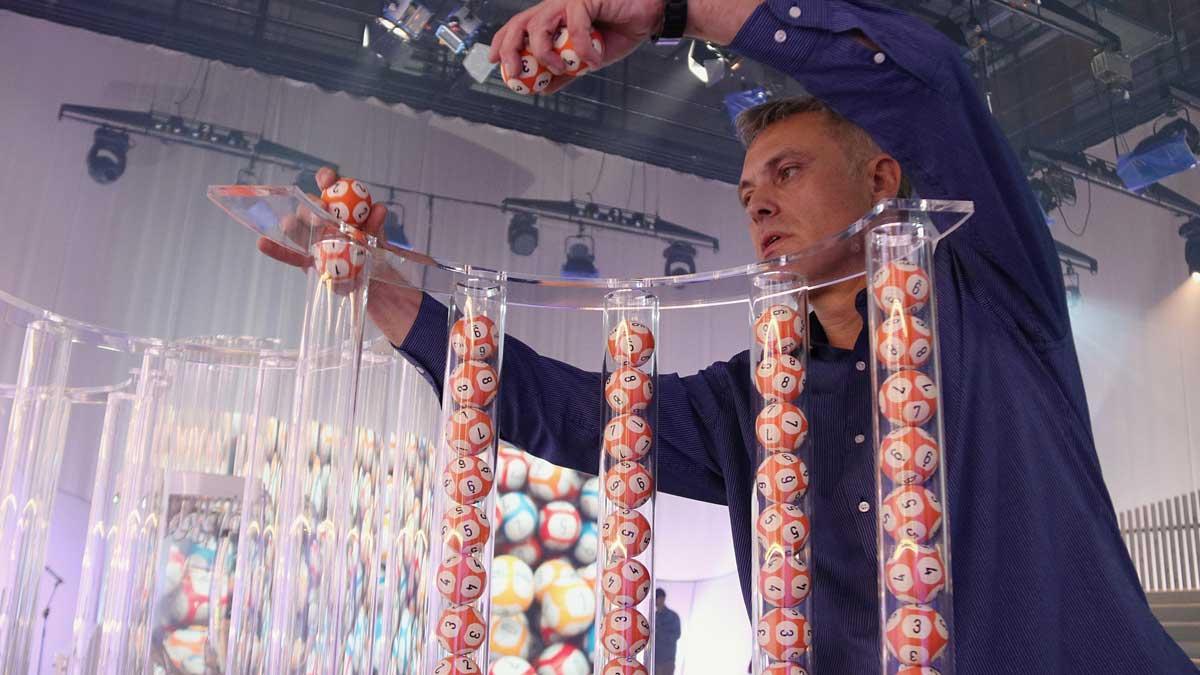 Un trabajador coloca las bolas dentro de los tubos para el sorteo de la Grossa de Nadal, en una imagen de archivo