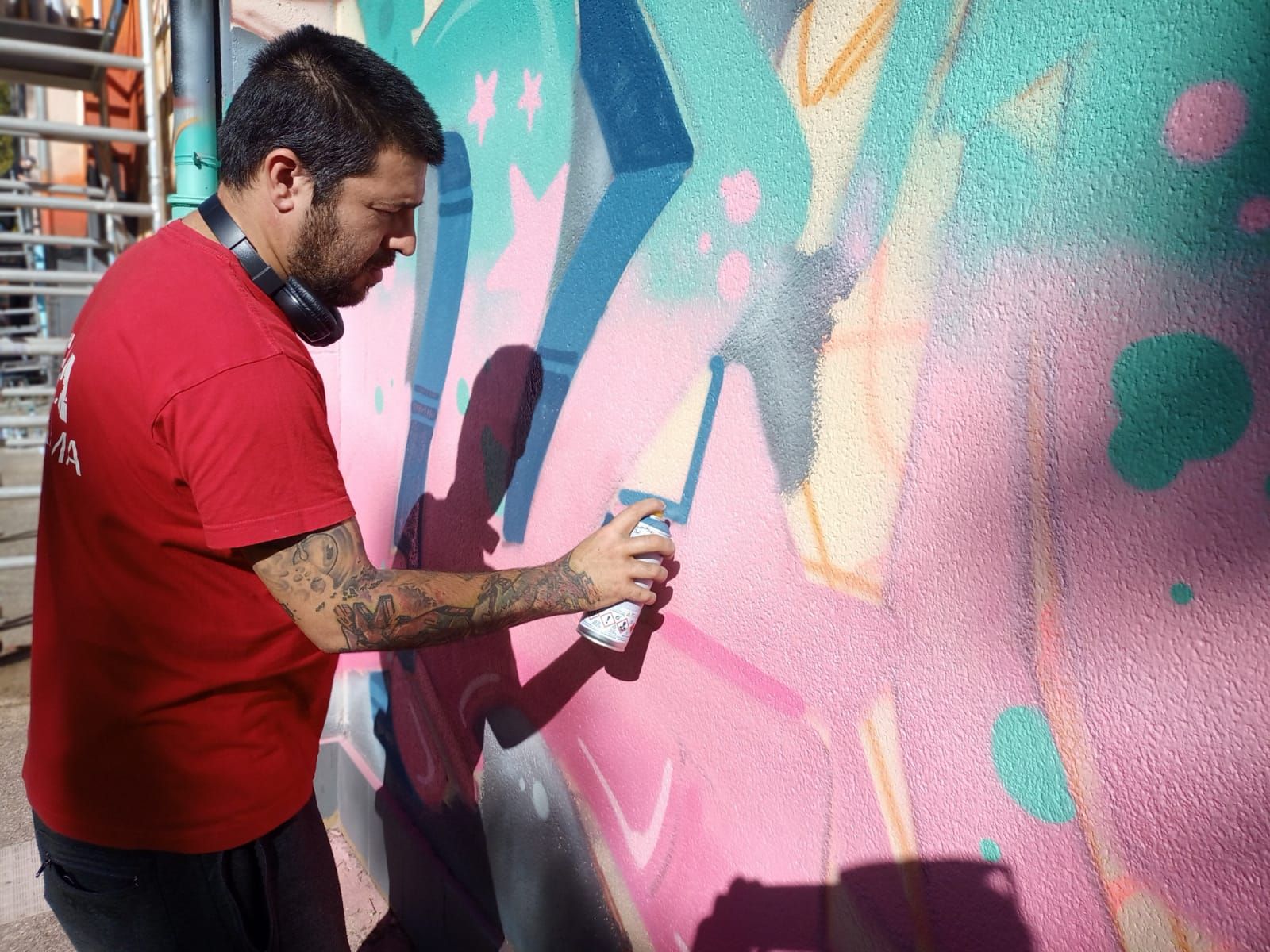 Diecinueve grafiteros se unen para lucir el polideportivo de La Felguera