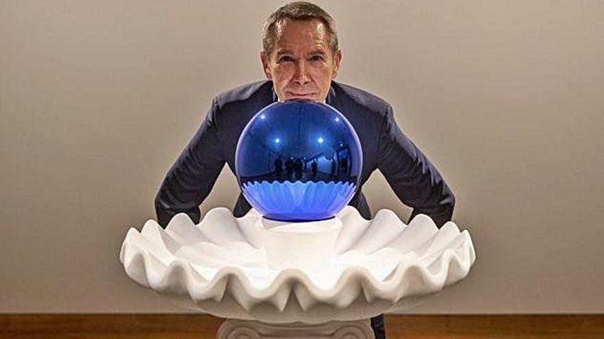 Jeff Koons, con una de sus obras.