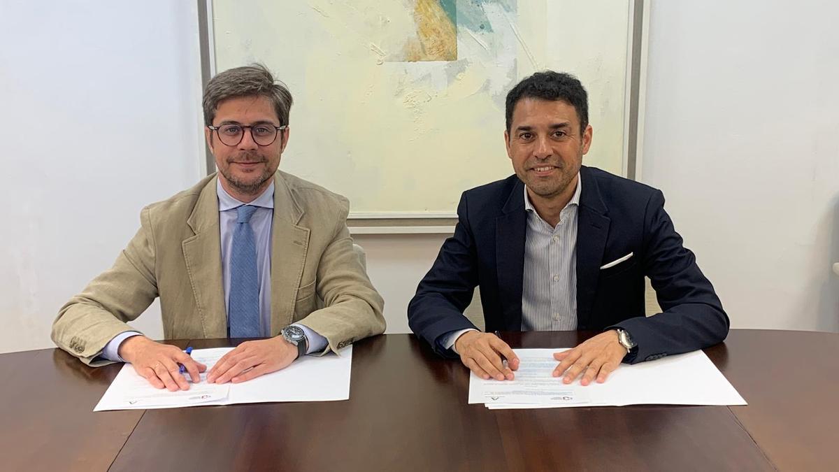 El delegado territorial de Desarrollo Educativo y Formación Profesional y de Universidad, Investigación e Innovación de la Junta, Diego Copé, y el director de la Fundación Cajasur, Leopoldo Izquierdo.
