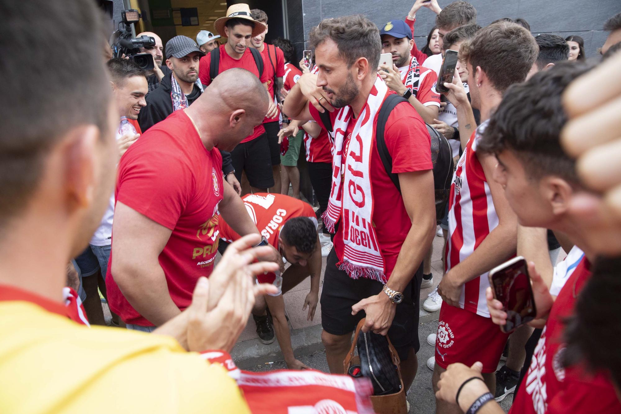 Els aficionats reben al Girona a l'aeroport