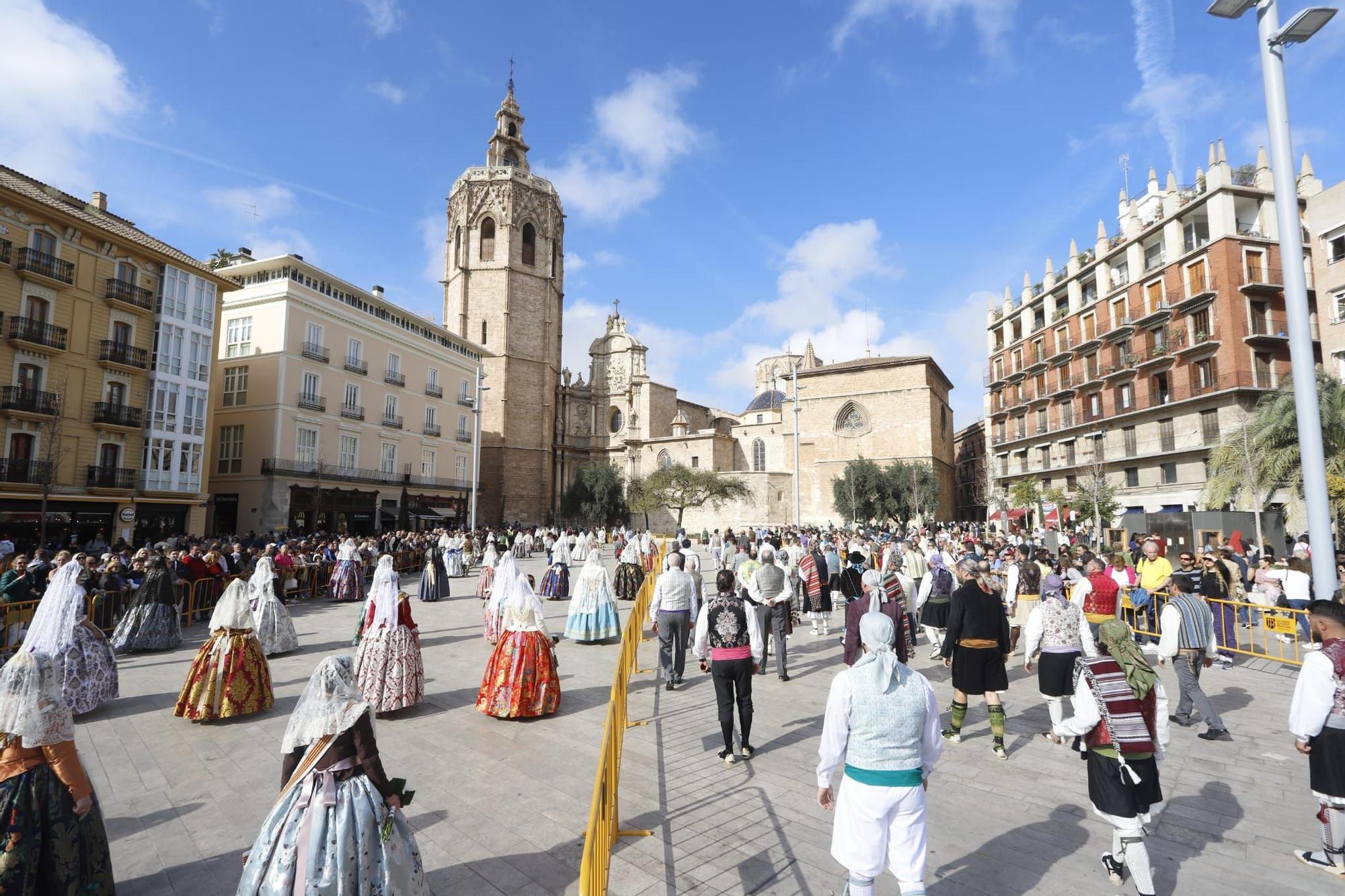 Las primeras comisiones ofrendan a la virgen