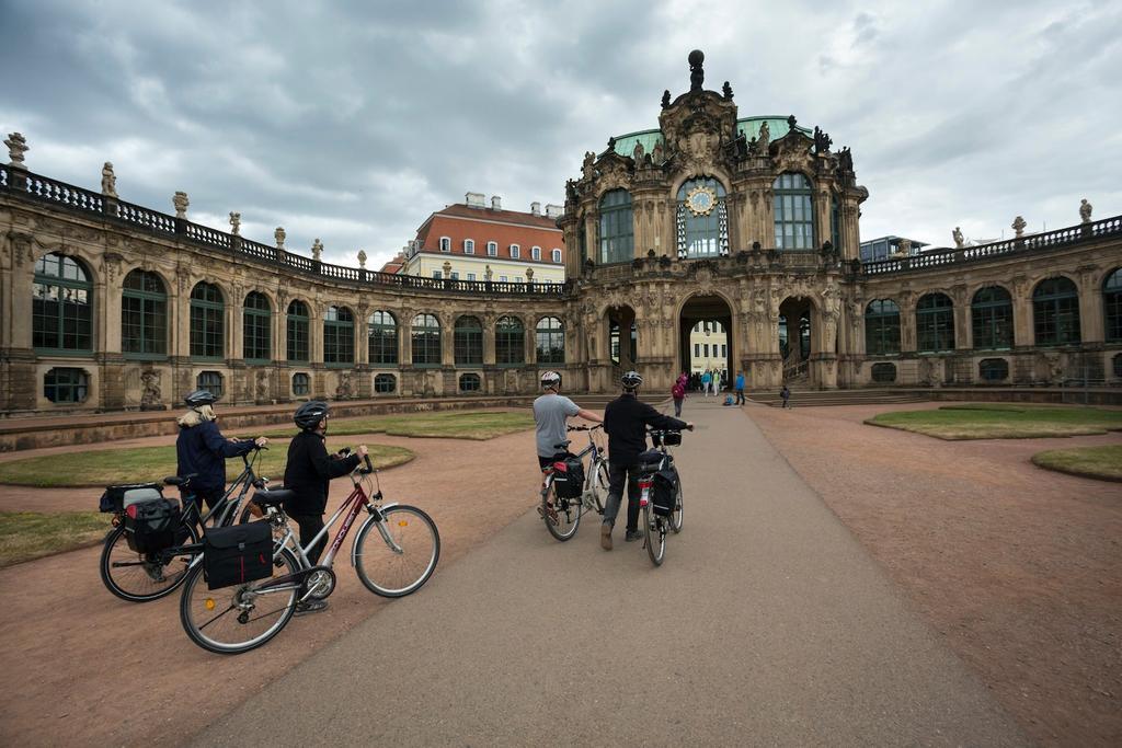 Ciclistas llegando al Zwinger de Dresde, el palacio barroco situado en el casco antiguo.