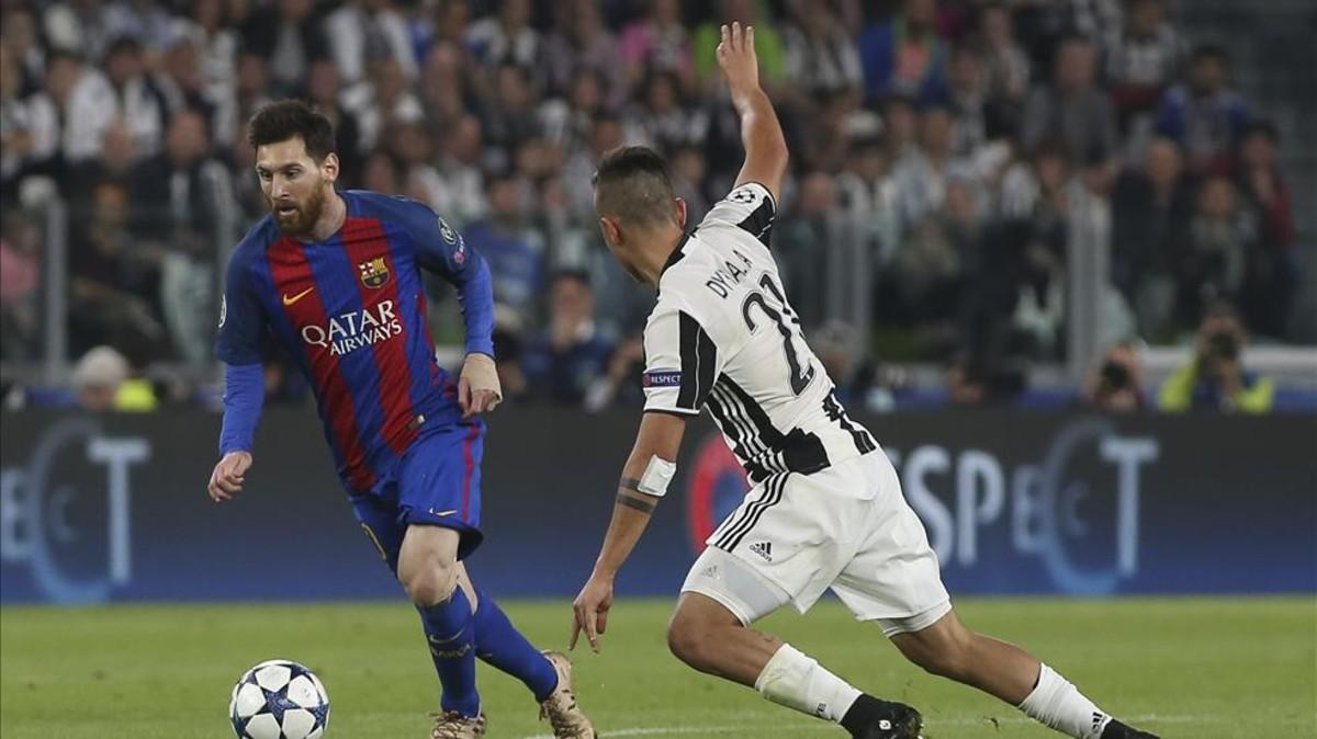 Messi trata de marcharse de Dybala, autor de los dos primeros goles