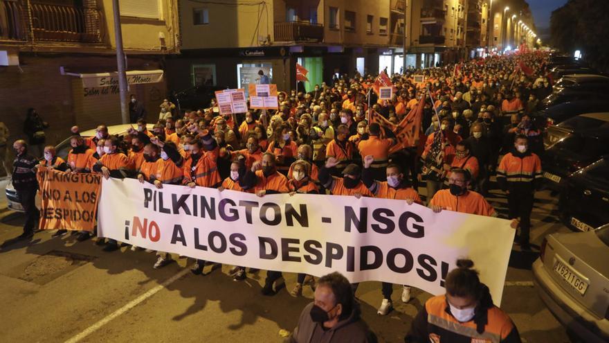 Los trabajadores de Pilkington se manifiestan, acompañados por miles de vecinos en el Port de Sagunt.