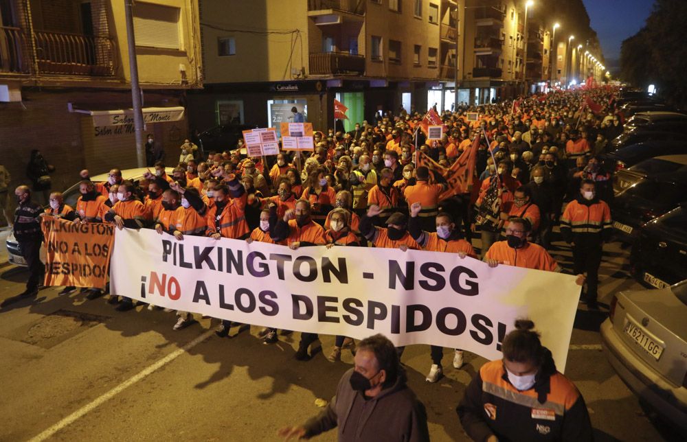 Los trabajadores de Pilkington se manifiestan, acompañados por miles de vecinos en el Port de Sagunt.