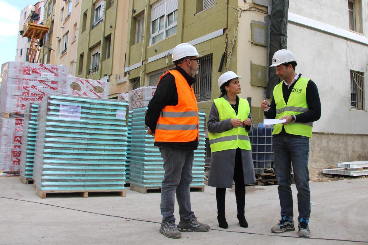 La concejala de Vivivienda, Ester Giner, durante su visita a las obras de rehabilitación del grupo Sequiol de Castelló.
