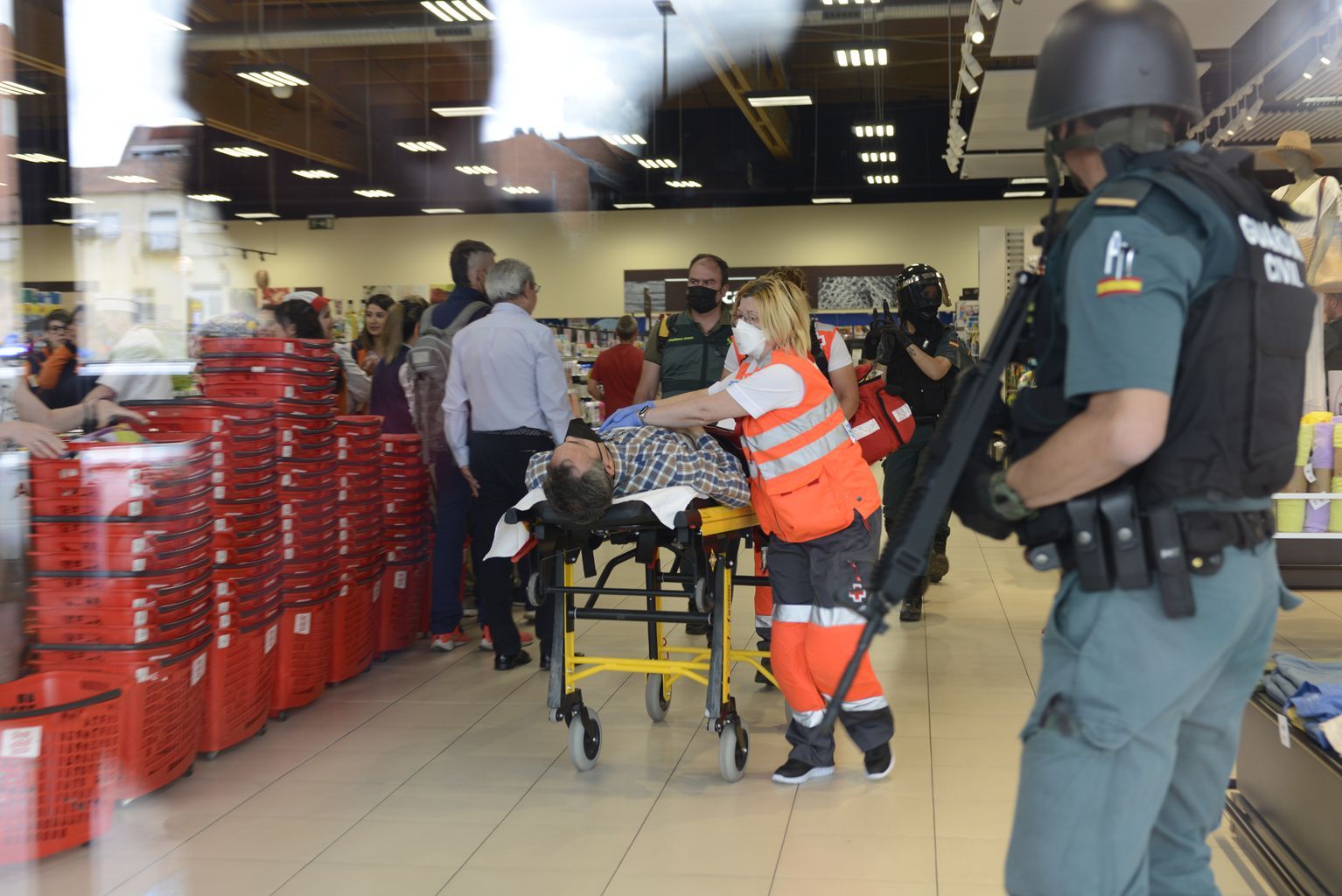 Así actuaría la Guardia Civil en caso un ataque terrorista a un supermercado en Benavente