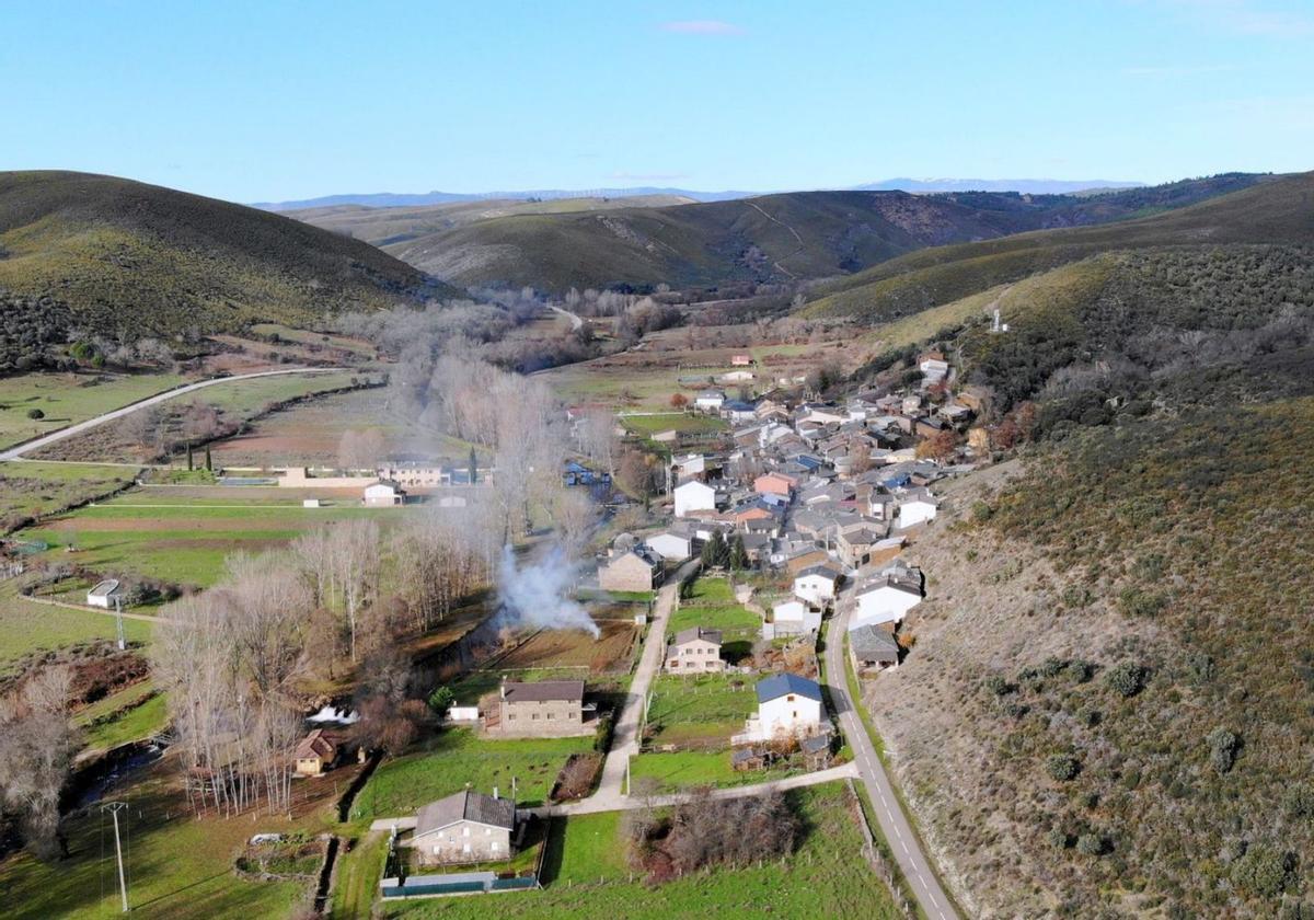 Riomanzanas. Al fondo a la derecha, España, y a la izquierda, Portugal. | Ch. S.