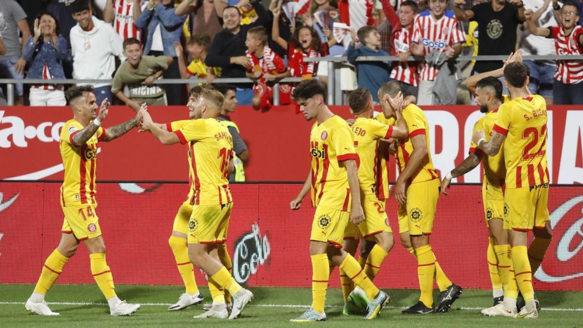 Els jugadors del Girona celebren un gol a Montilivi. | ANIOL RESCLOSA