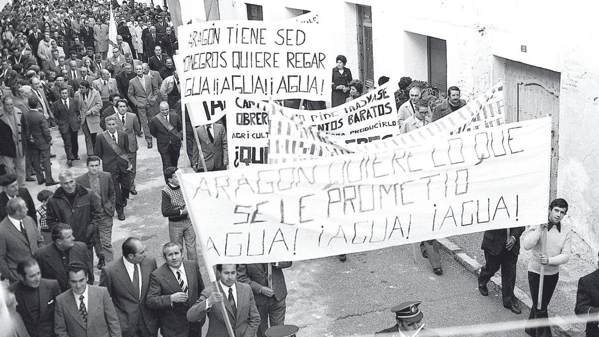 La manifestación del 17 de noviembre de 1974, en las calles de Bujaraloz, con el lema ‘Aragón tiene sed’.