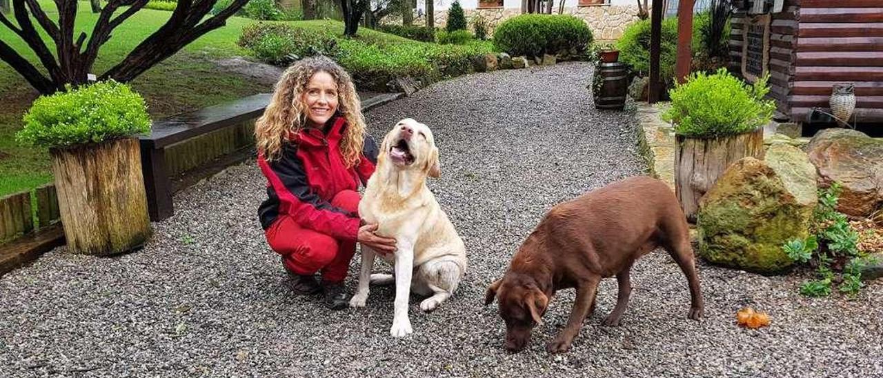 Maya Gunther, con dos perros en Quintueles.