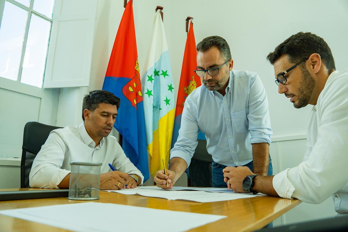 Echedey Eugenio (C) junto a Maciot Cabrera y Rosmen Quevedo en el Ayuntamiento de Arrecife.