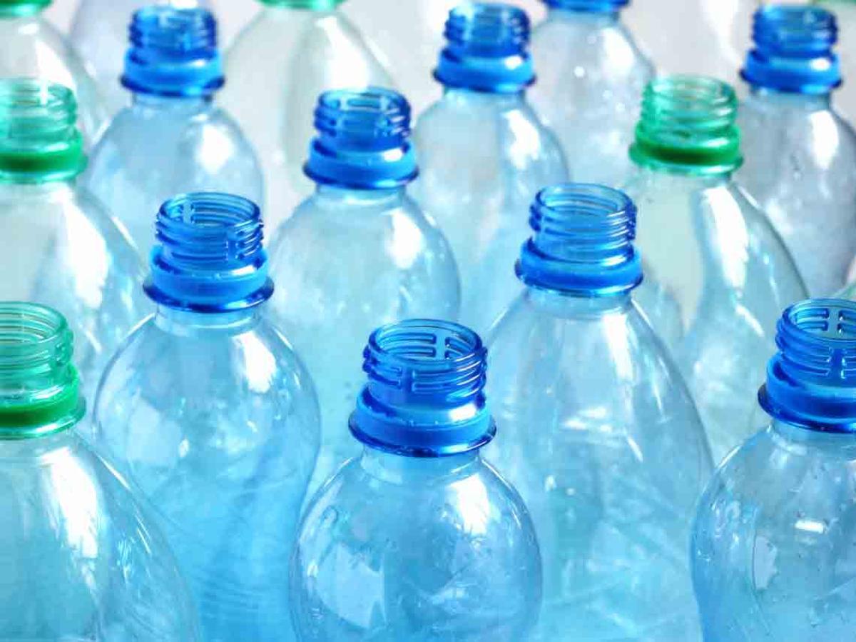La gran mayoría de botellas siguen sin recogerse separadamente