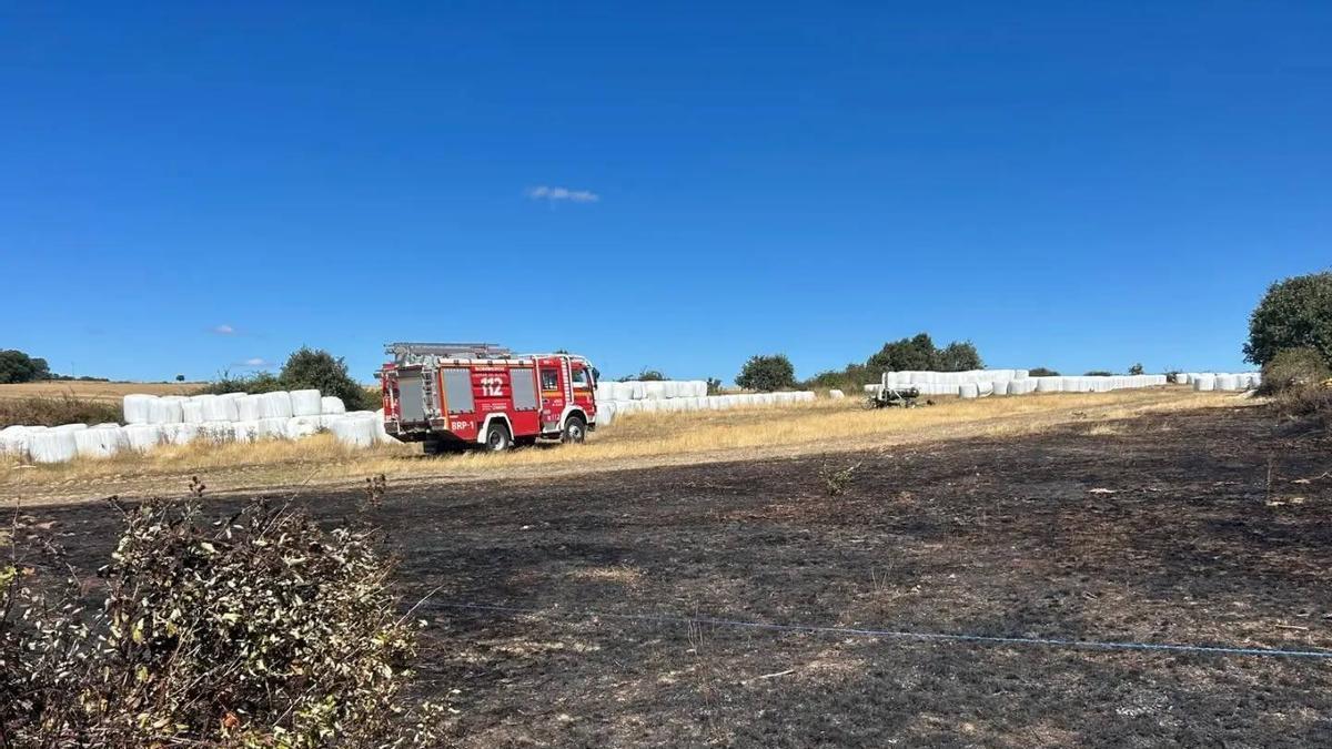 Efectivos del Parque de Bomberos Tierras de Aliste, perteneciente al Consorcio Provincial de Prevención y Extinción de Incendios, Salvamentos y Protección Civil de la Diputación de Zamora.