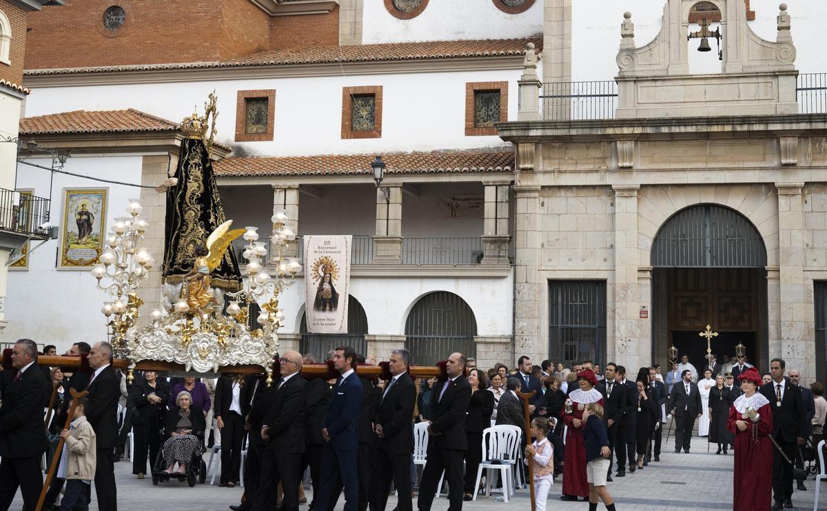 Los vecinos de Nules, volcados con la Virgen de la Soledad.