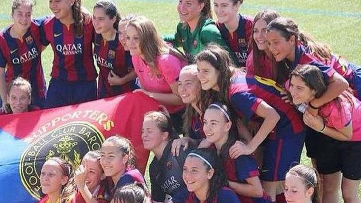 Las jugadoras del juvenil-cadete celebrando su título