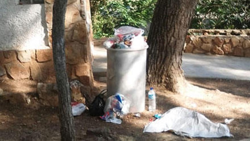 Basuras acumuladas en el área recreativa de Portacoelli, una de las más deterioradas .