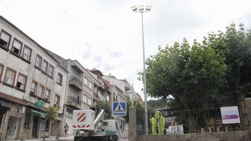 Los operarios instalaron ayer la torre con tres proyectores. // S.Á.