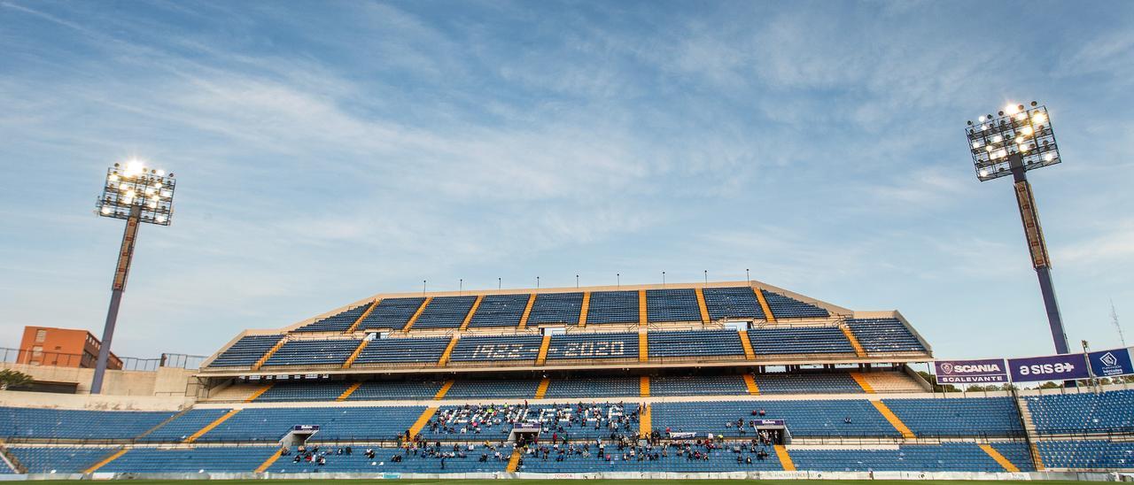 Panorámica del José Rico Pérez con parte del público respetando las medidas anticovid.