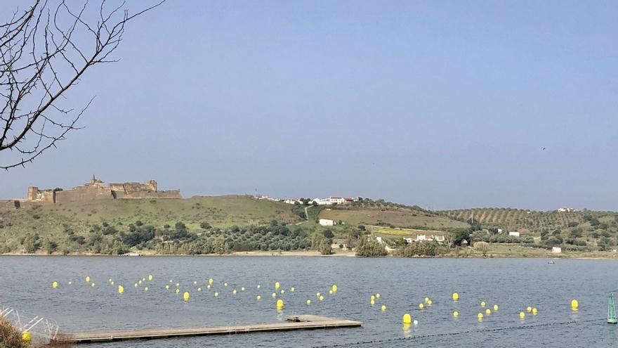 Olivenza habilita una zona de natación en aguas abiertas en Alqueva