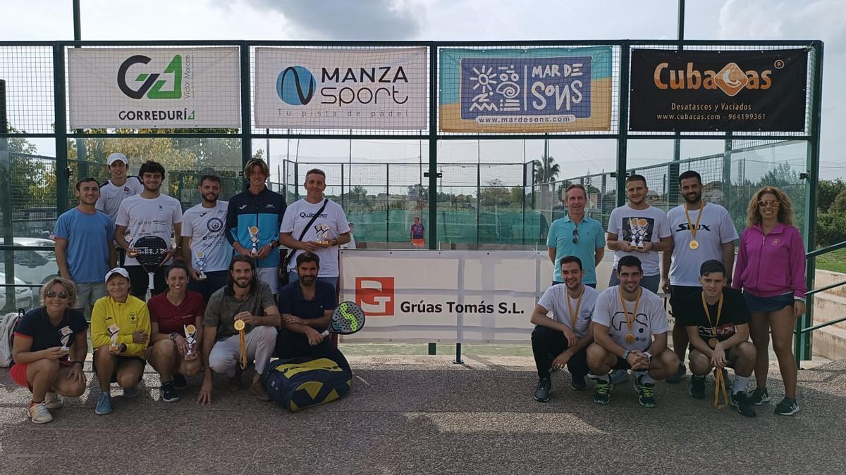 Los vencedores posan con sus premios después de la conclusión del torneo.