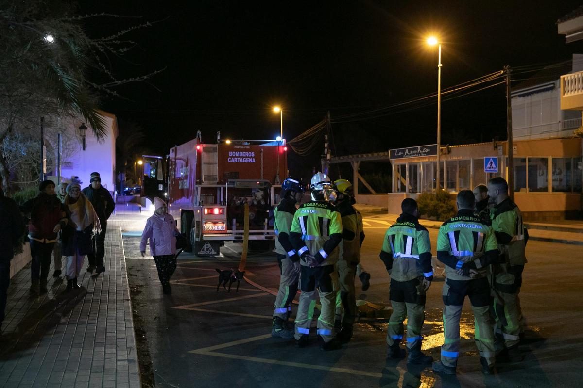 Algunos de los momentos más destacados de esta mañana en el incendio de Cabo Tiñoso. Algunos de los momentos más destacados de esta mañana en el incendio de Cabo Tiñoso.